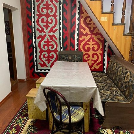 Bozui Hostel Bisjkek Buitenkant foto